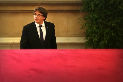 El president de la Generalitat, Carles Puigdemont, en las escaleras principales del Parlament de Catalunya.