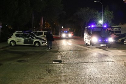 Els vehicles policials i l'ambulància, accedint a la comandància de Tres Cantos, on els detinguts han passat la nit.