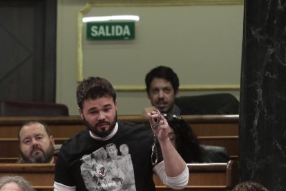 Rufián, mostrando las esposas a Zoido durante el pleno del Congreso de Diputados.