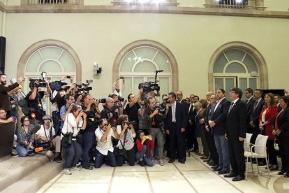 Els diputats amb els membres del Govern al davant, dempeus, canten 'Els Segadors' després de la signatura de la Declaració de la República Catalana