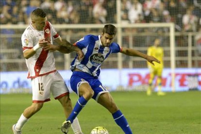 Juan Domínguez, de blanc-i-blau, amb la samarreta del Deportivo.