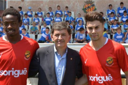 Mousa, a l'esquerra, acompanyat de Josep Maria Andreu, al centre, i de José Naranjo, durant la presentació dels dos futbolistes.