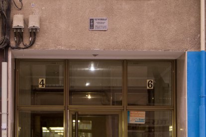 Una placa situada en un bloc de pisos del sud de la ciutat.