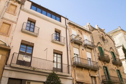 Un anuncio de un piso de alquiler por parte de un particular en el balcón de un edificio de la calle Sant Joan de Reus.