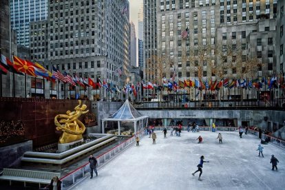 El Rockefeller Center amb la seva tradicional pista de patinatge habilitada per Nadal.