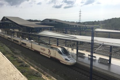 Un tren de alta velocidad llegando a la Estación del Camp de Tarragona.