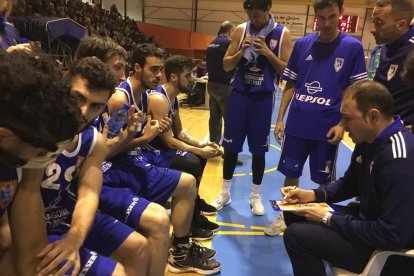 Berni Álvarez, a la derecha de la imagen, dando instrucciones a sus jugadores.