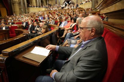 El diputado de Cataluña Sí Que Se Puede Lluís Rabel en su escaño del Parlamento durante la comparecencia de Carles Puigdemont para valorar los resultados del referéndum del 1-O.