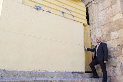 Xavier Ferrando, davant la porta que condueix al local que reclama, en una imatge d'arxiu.