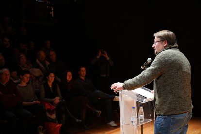 Xavier Domènech, ahir a la tarda durant la seva intervenció al Teatre El Magatzem.