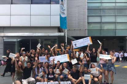 Fotografía de familia de los estudiantes tarraconenses después de haber recogido el premio.