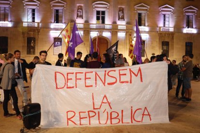 Nomñes una veintena de personas se ha reunido en la plaza de l Fuente después de la declaración 'suspendida' de independencia.