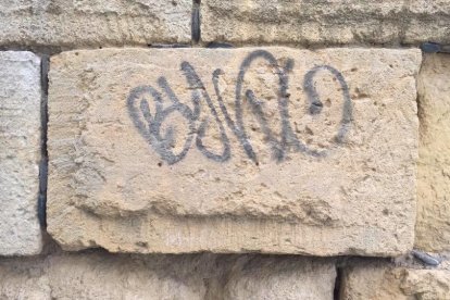 Imatge d'una de les pintades a la cantonada del baluard del passeig Torroja