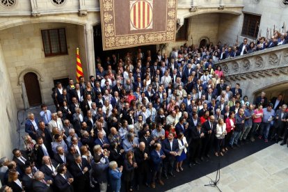 Els alcaldes concentrats a Barcelona alcen les vares.