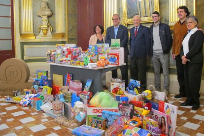 Imatge de l'acte de lliurament de les joguines recollides.