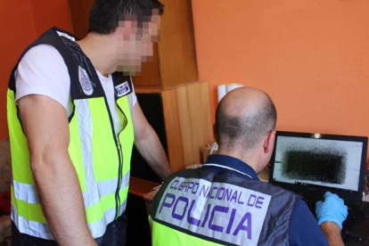 Van intervenir tres telèfons mòbils, una tauleta i un disc dur, per ser analitzats per experts de la Policia Científica.