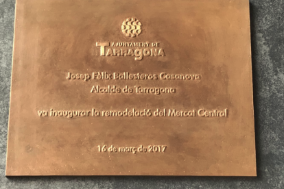 Imatge de la placa d'inauguració del Mercat Central corregida.