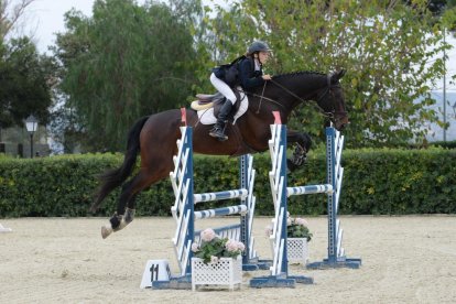 Un jinete, durante la práctica del salto de obstáculos en las instalaciones del Club de Equitación Torredembarra.