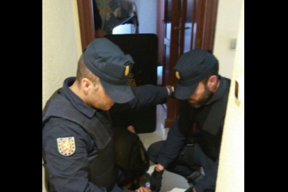 Finalment, la policia va aconseguir establir en quin habitatge es trobava i va entrar a l'interior del domicili.