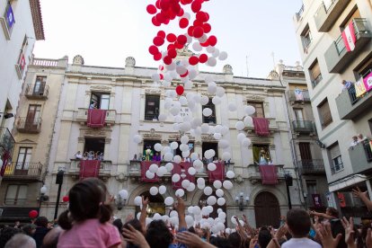 L'Àliga va sortir al balcó del saló de plenaris de la  Casa de la Ciutat per anunciar l'arribada de les festes.