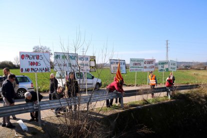 Algunes de les pancartes que els concentrats van exposar just al costat de l'entrada de l'AP-7 el passat mes de febrer.