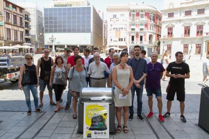 El col·lectiu va llegir un manifest a la plaça del Mercadal.