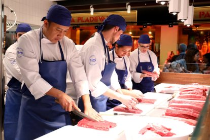 Trabajadores de un puesto del Mercat Central durante la inauguración del nuevo edificio el pasado 16 de marzo.