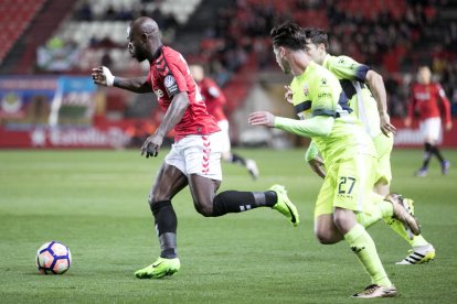 Achille Emaná, durant una acció del Nàstic-Elx del passat divendres al Nou Estadi.