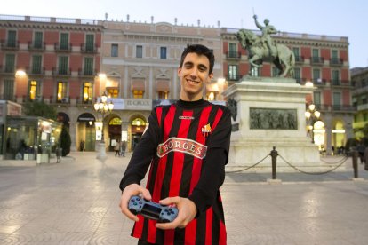 Esteve Garcia, uno de los arqueros del CF Reus de fútbol virtual y el único que ha crecido en el Estadi, estudia informática y sueña con conocer Badia