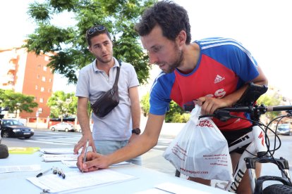 Punto de recogida de firmas que Oppida instaló el martes en Vidal i Barraquer.