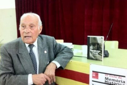 L'any 2010 Morera va escriure el llibre 'Un noi al front. Una joventut trencada, 1936-1945'.