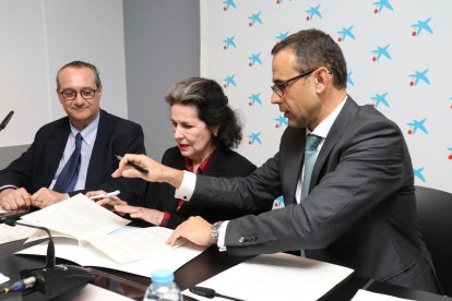 Jordi Pardo, Marta Casals i Jaume Massana signen el conveni de col·laboració.