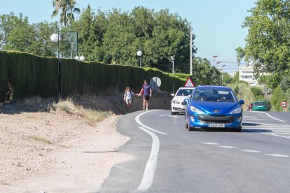 Els veïns reclamen la construcció de la vorera i el carril bici per accedir a la urbanització.