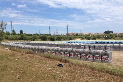 Imatge dels nous contenidors, 'aparcats' a la zona del vial del Cavet, esperant a ser col·locats als carrers de Salou.