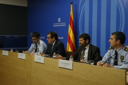 El comissari en cap dels Mossos, Josep Lluís Trapero; el conseller d'Interior, Jordi Jané; el director general de la Policia, Albert Batlle, i el cap dels Mossos a Barcelona, el comissari Joan Carles Molinero, avui.