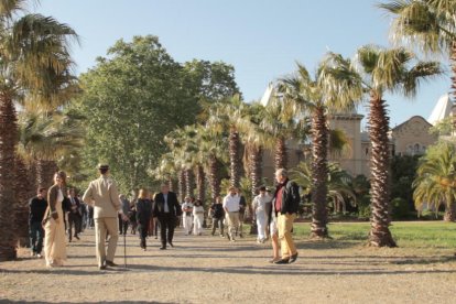 Los personajes históricos enseñando, el viernes, las instalaciones a los visitantes.