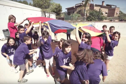 Imatge d'un instant del lipdub de l'Escola l'Arrabassada.