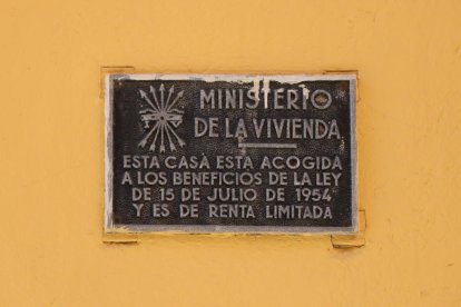 Primer pla d'una placa del Ministeri de l'Habitatge franquista en una façana del carrer Reding de Tarragona. Imatge del 22 de març del 2017