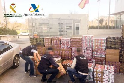 Agentes de la Guardia Civil con el tabaco intervenido.