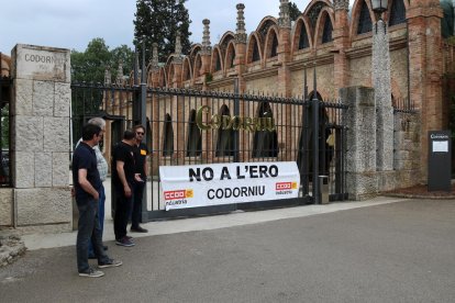 Imatge d'arxiu d'una pancarta de rebuig a l'ERO a l'entrada principal de les caves Codorniu.