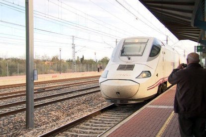 Momento de la entrada del Euromed a la estación de l'Aldea (Baix Ebre), con un hombre que le hacía una fotografía, este 12 de noviembre de 2016.