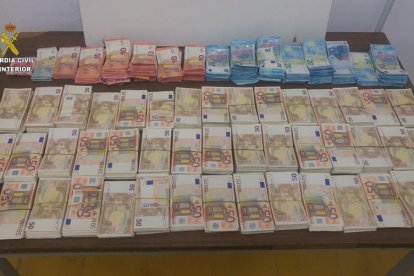 El conjunto del dinero localizado en el interior del vehículo.