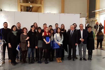 Los premiados con el presidente de la Diputación, Josep Poblet.