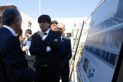 El presidente de la Generalitat, Carles Puigdemont, escuchando las explicaciones de los técnicos del CAT sobre la planta de ozono, este 21 de junio de 2017