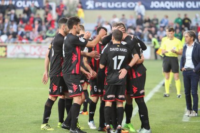 Parte de la plantilla del CF Reus celebra la diana de la última victoria en su feudo, anotada por Querol, bajo la mirada de Natxo González.