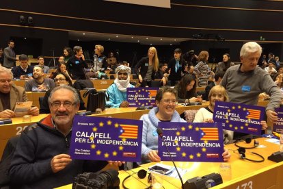 Imatge dels veïns de la Calafell a la conferència i que ha originat la polèmica.