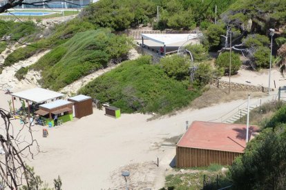 El punto de salvamento y socorrismo de Cala Crancs se encuentra en el edificio de los Triangles.