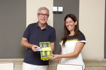 El alcalde Ballesteros presentando la botella de Charteuse.