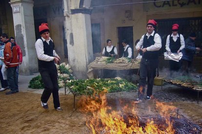 Demostració de coure calçots a la plaça de l'Oli.