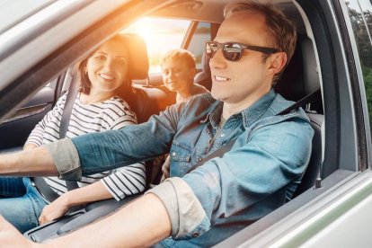 Una famiília a l'interior del vehicle en una imatge d'arxiu.